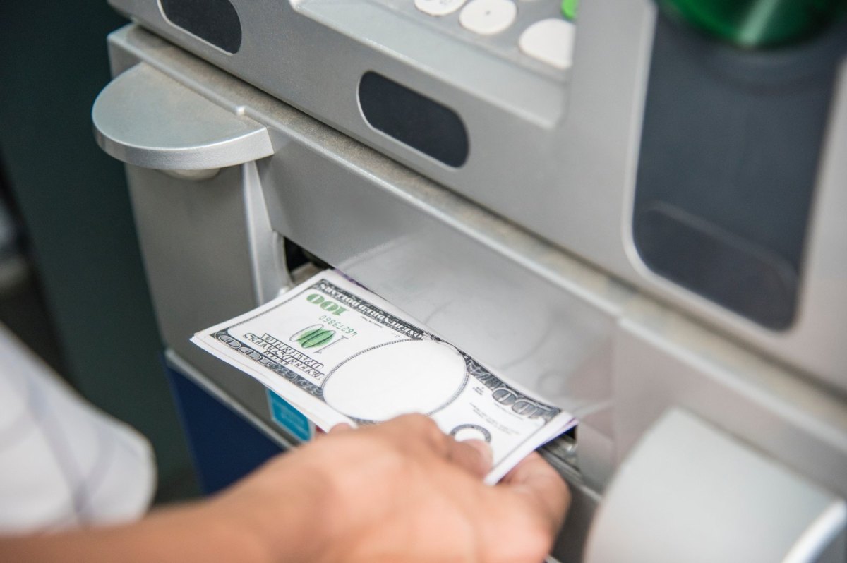 Bankautomat mit 100-Dollar-Scheinen