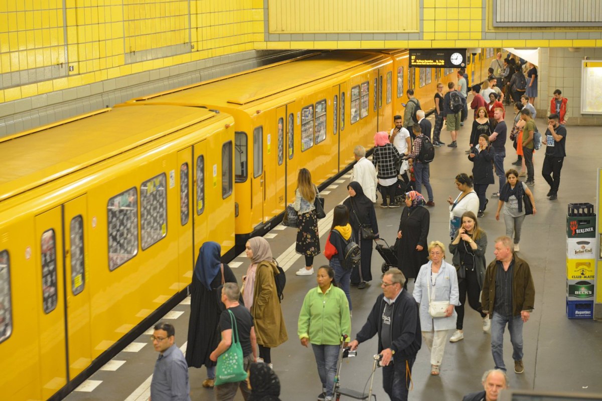 Menschen an einem U-Bahnhof in Berlin.