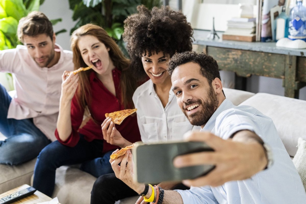 Vier Freunde nehmen ein Selfie auf