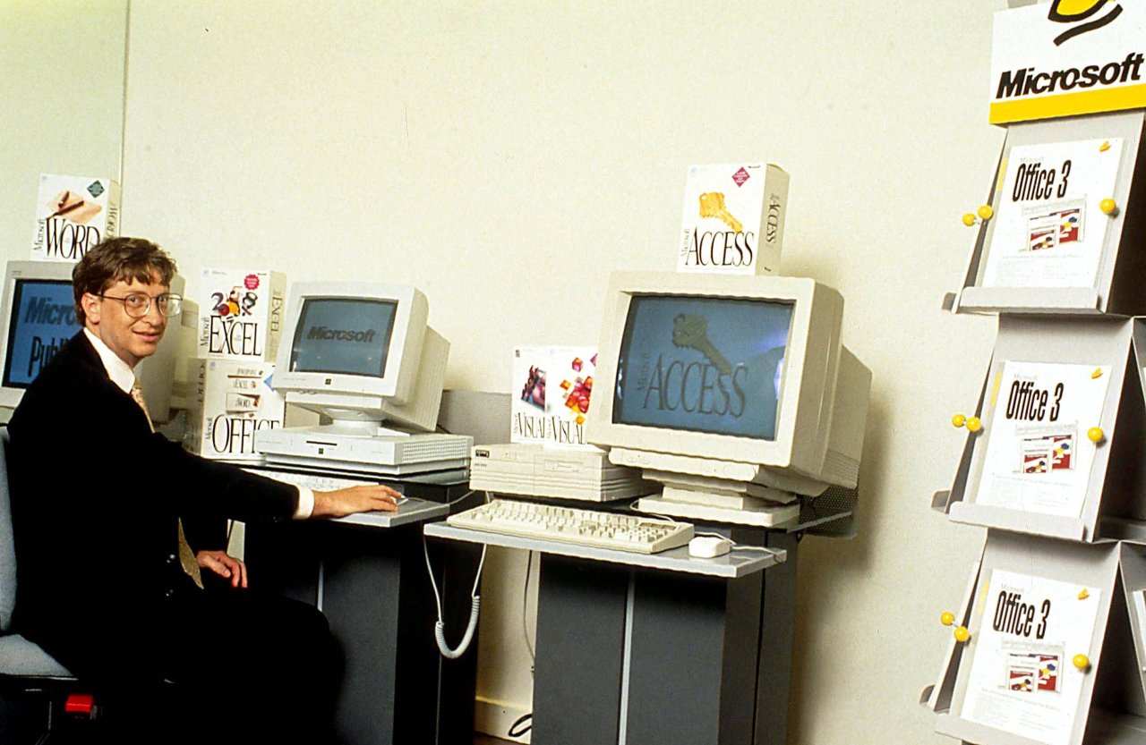 Bill Gates mit seinem ersten Computer mit Microsoft Betriebssystem 