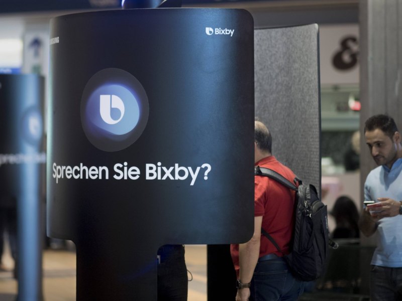 Säule mit Spruch: "Sprechen Sie Bixby?"