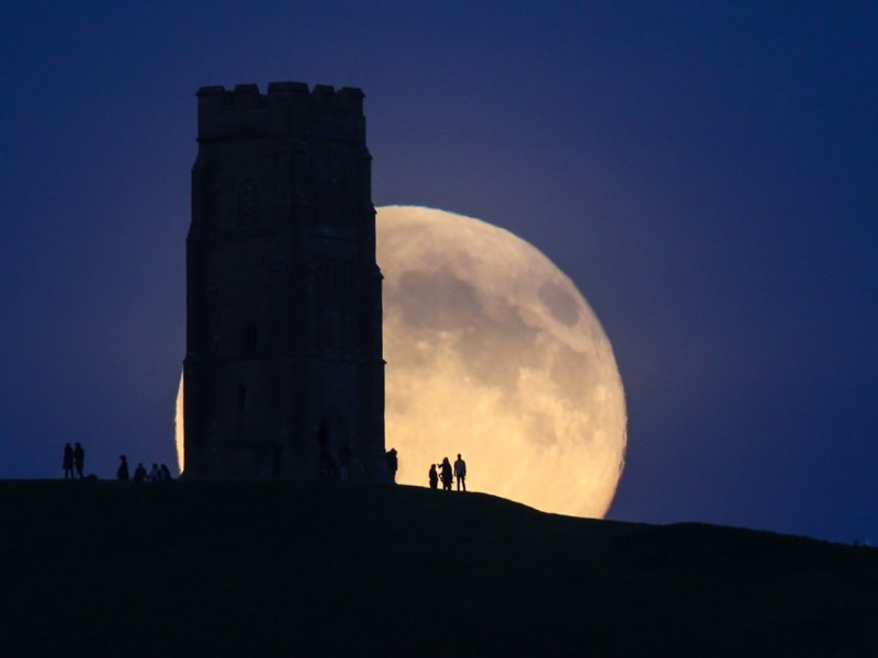 Mond über einem alten Turm