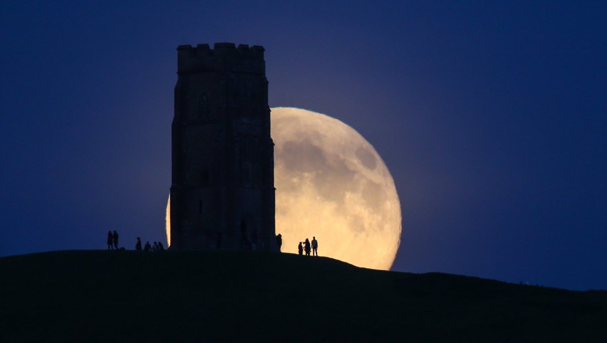Mond über einem alten Turm