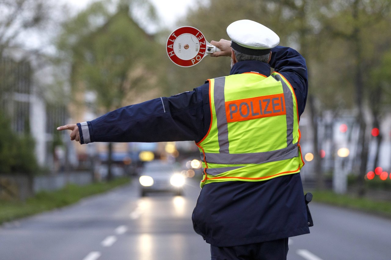 Vermeide diese Fehler mit dem Handy am Steuer. Schließlich willst du nicht von der Polizei angehalten werden.