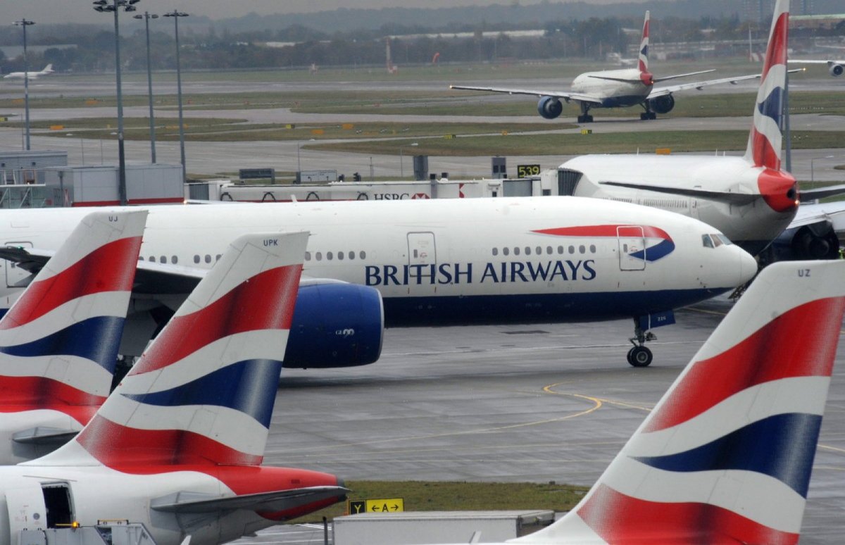 Flugzeuge der Fluglinie British Airways auf einem Flughafen