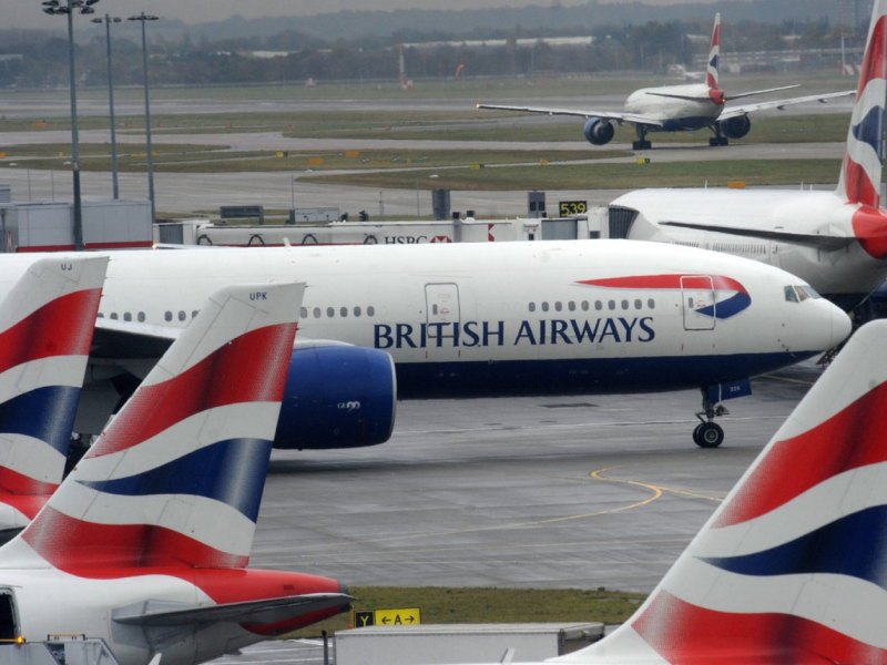 Flugzeuge der Fluglinie British Airways auf einem Flughafen