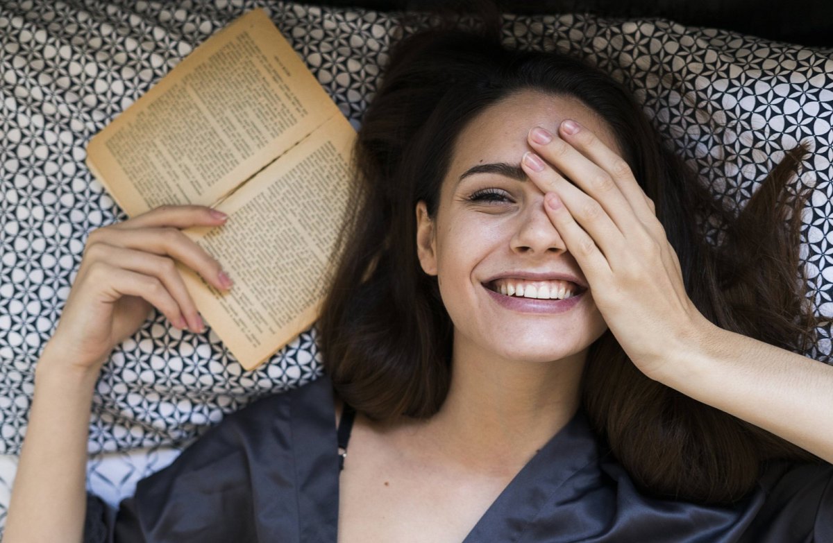 Frau beim Buch lesen