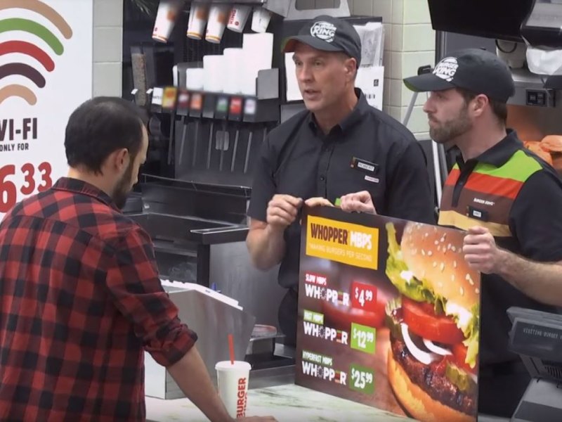 Im Burger King erklärten Mitarbeiter den Kunden die neue "Strategie"