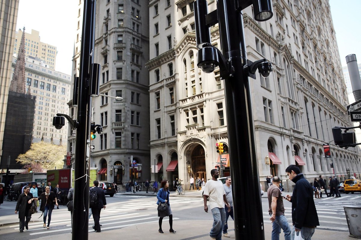 Mehrere Kameras sind auf einer Straße in New York City angebracht.