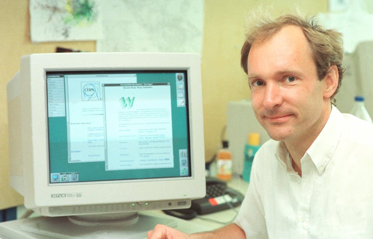 Tim Berners-Lee an seinem Arbeitsplatz im CERN 1994.