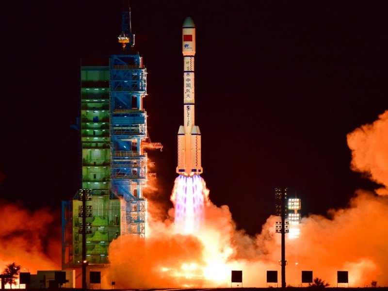 Chinesische Rakete startet in der Nacht.