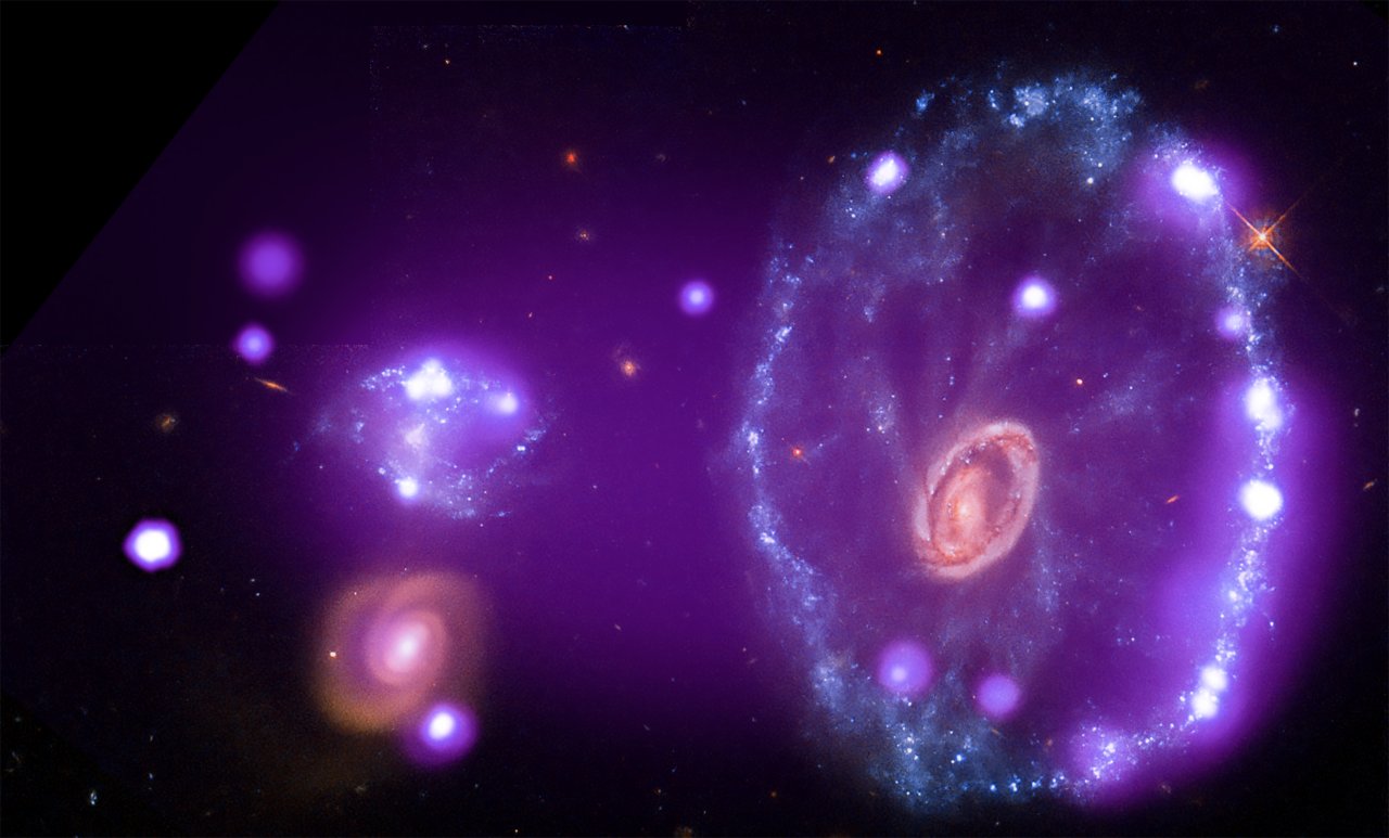 Die Wagenradgalaxie hat einen geschätzten Durchmesser von 150.000 Lichtjahren.