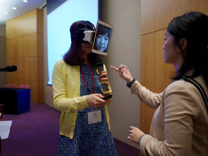 Zwei Frauen testen die Technologie ChameleonMask.