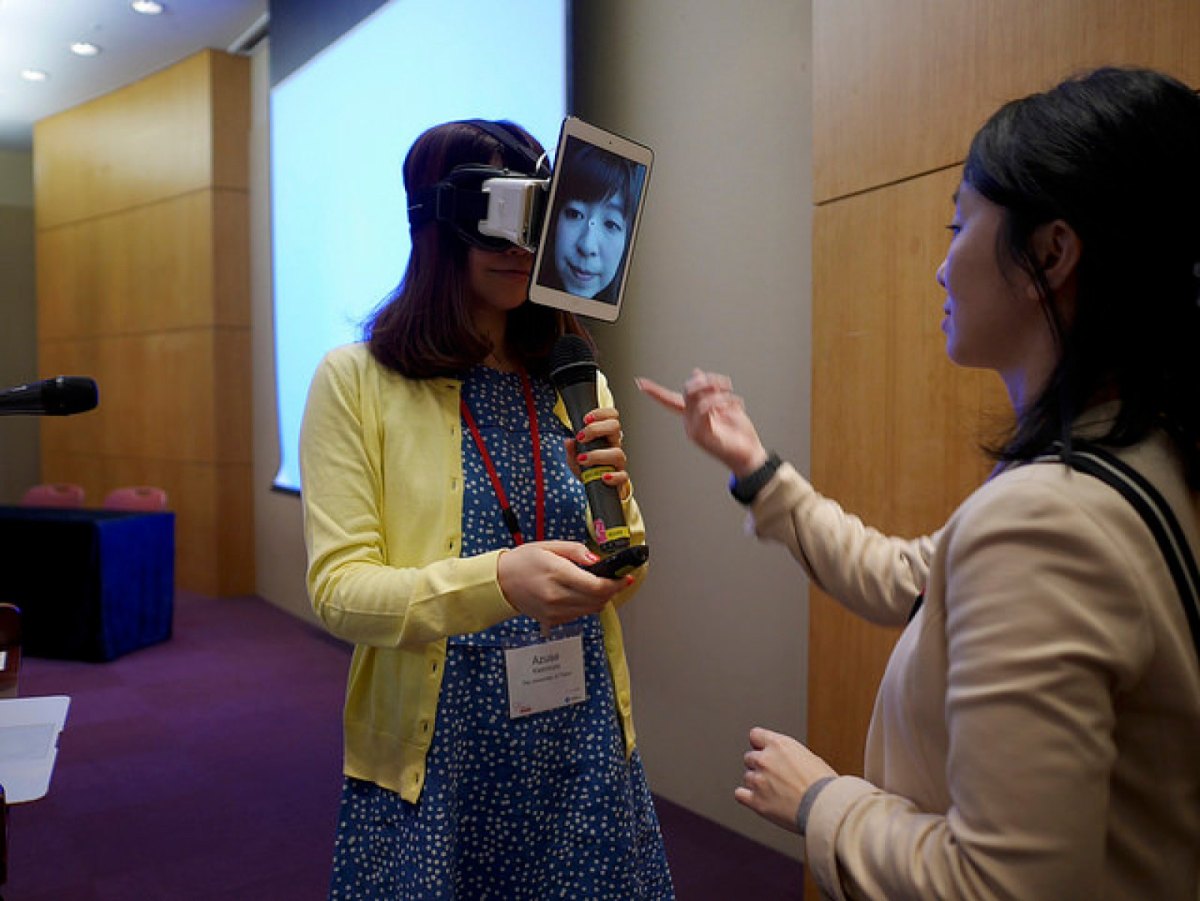 Zwei Frauen testen die Technologie ChameleonMask.