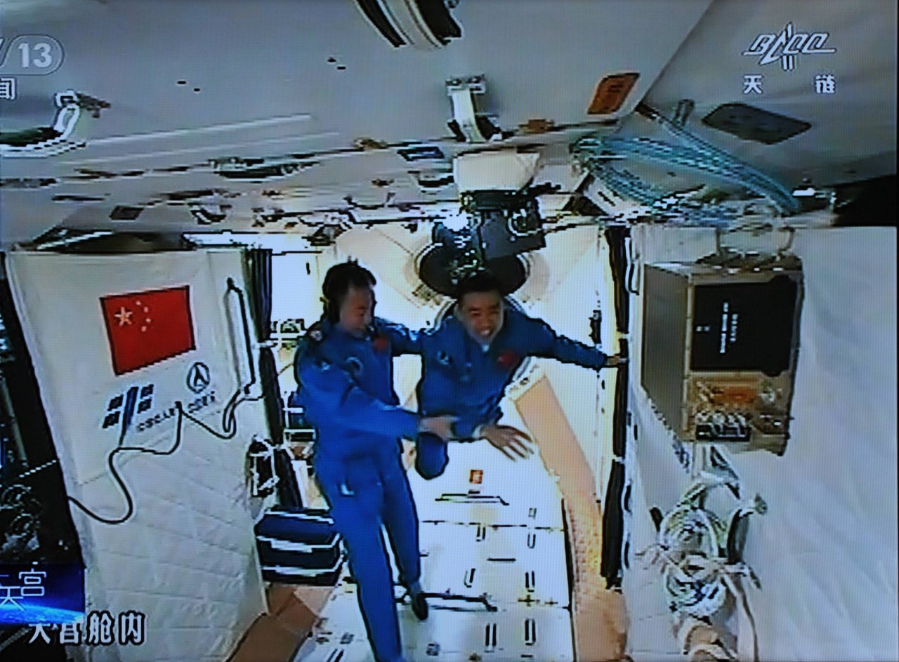 Die Taikonauten Jing Haipeng und Chen Dong an Bord des Raumlabors Tiangong 2