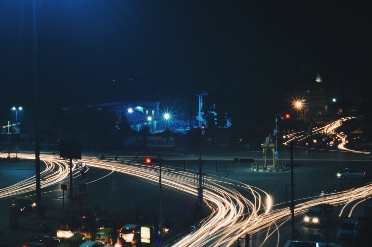 Straßenverkehr bei Nacht