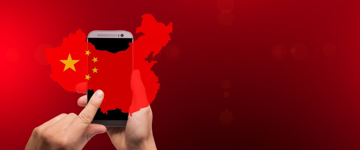 Smartphone und die chinesische Landesflagge.