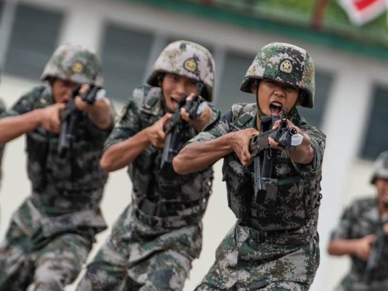 Chinesische Soldaten bei einer Schießübung