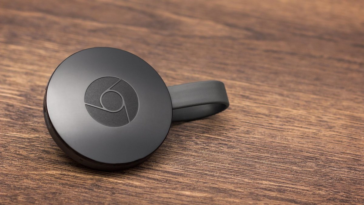 Ein Google Chromecast-Dongle auf einem Tisch.