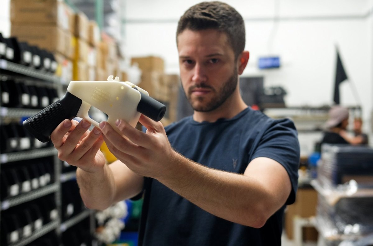 Cody Wilson hält eine 3D-gedruckte Waffe.