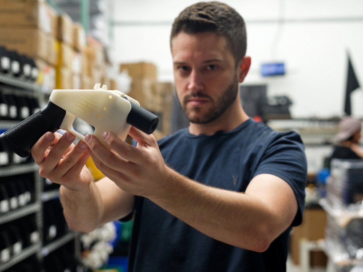 Cody Wilson hält eine 3D-gedruckte Waffe.