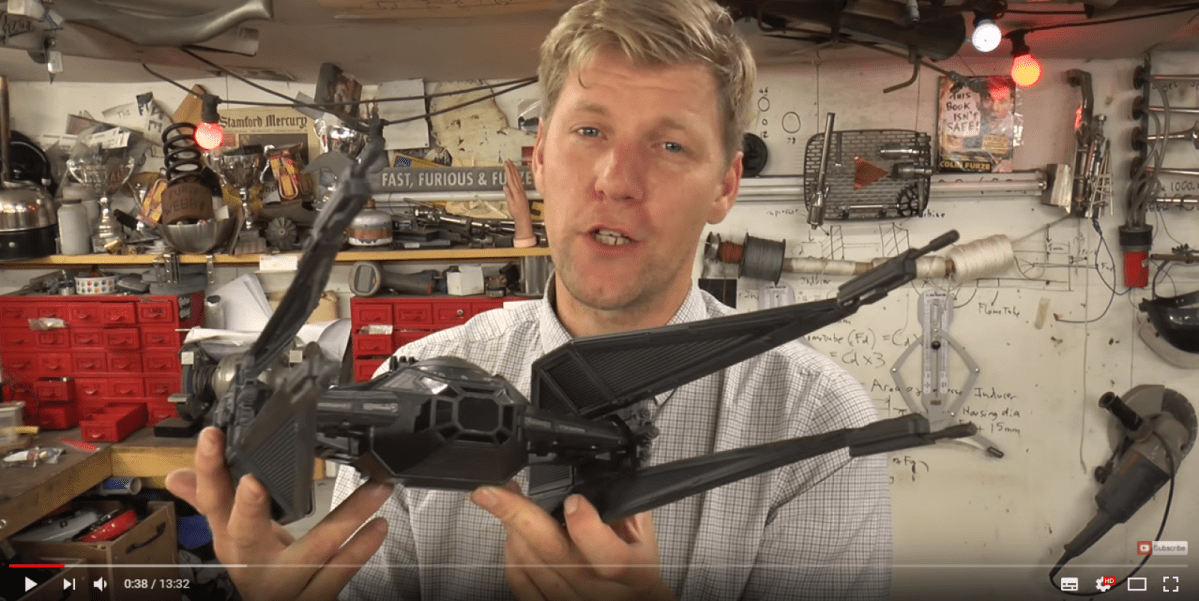 Colin Furze mit Modell des Tie Fighter in der Hand