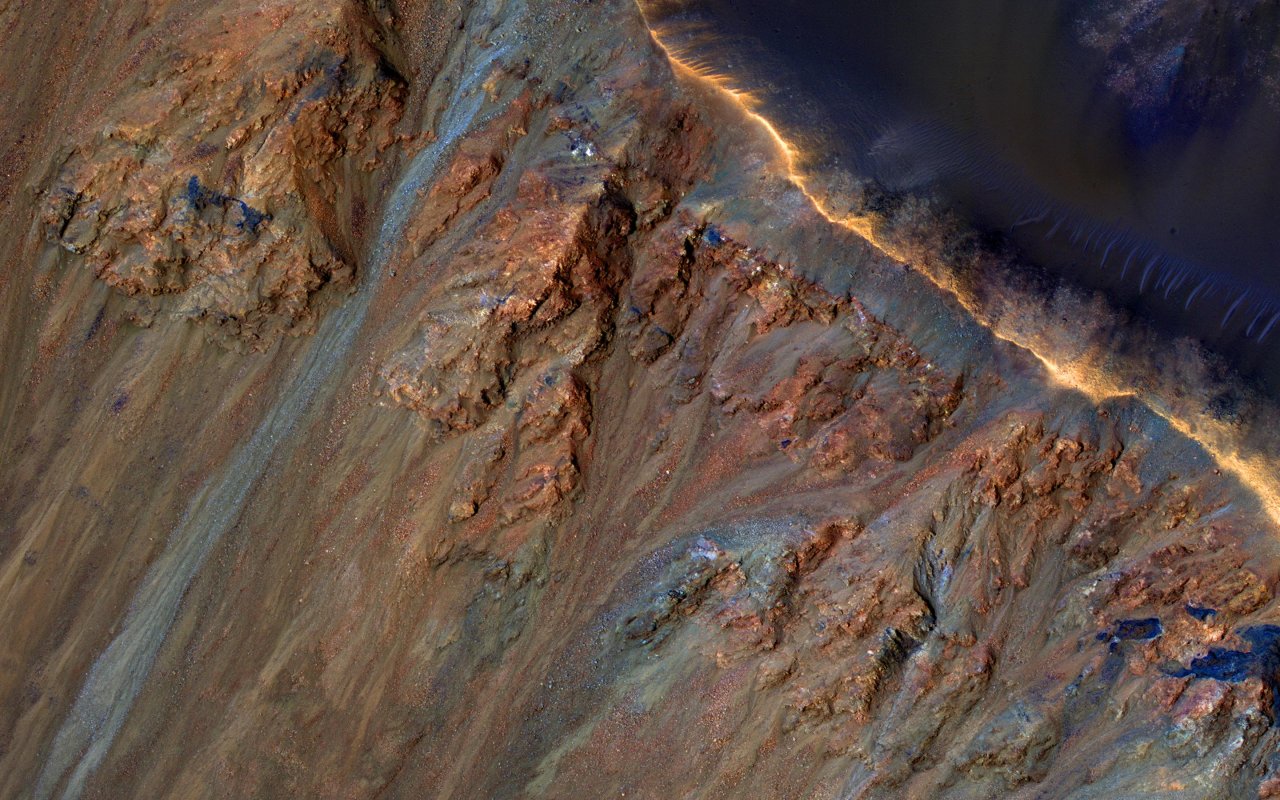 Obwohl große Schluchten in höheren Breiten konzentriert sind, gibt es Schluchten an steilen Hängen in äquatorialen Regionen, wie auf diesem Bild zu sehen ist, das vom Mars Reconnaissance Orbiter (MRO) der NASA aufgenommen wurde.