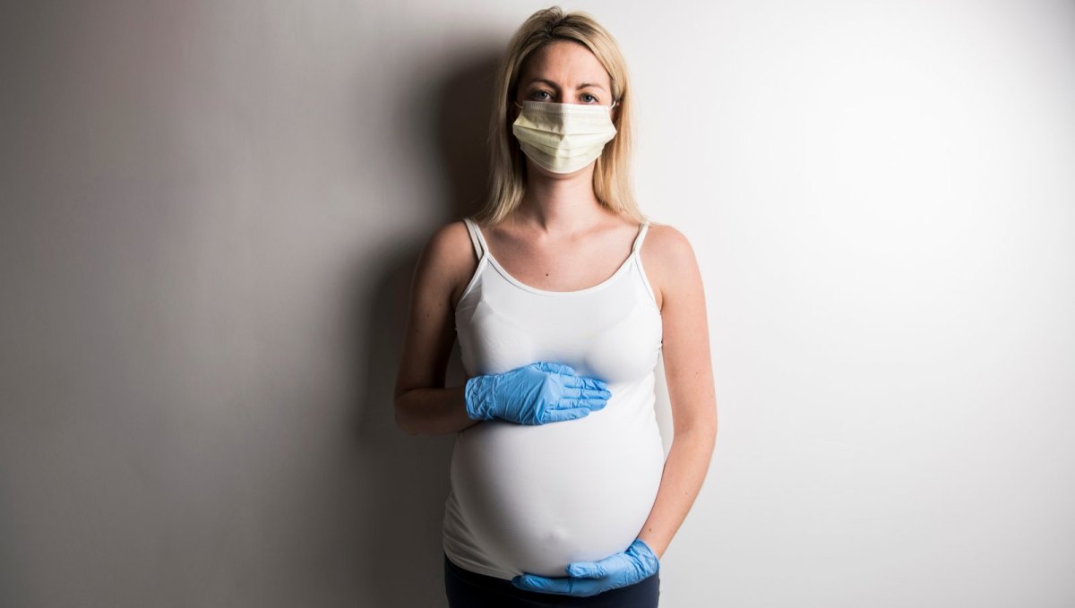 Schwangere mit Gesichtsmaske.