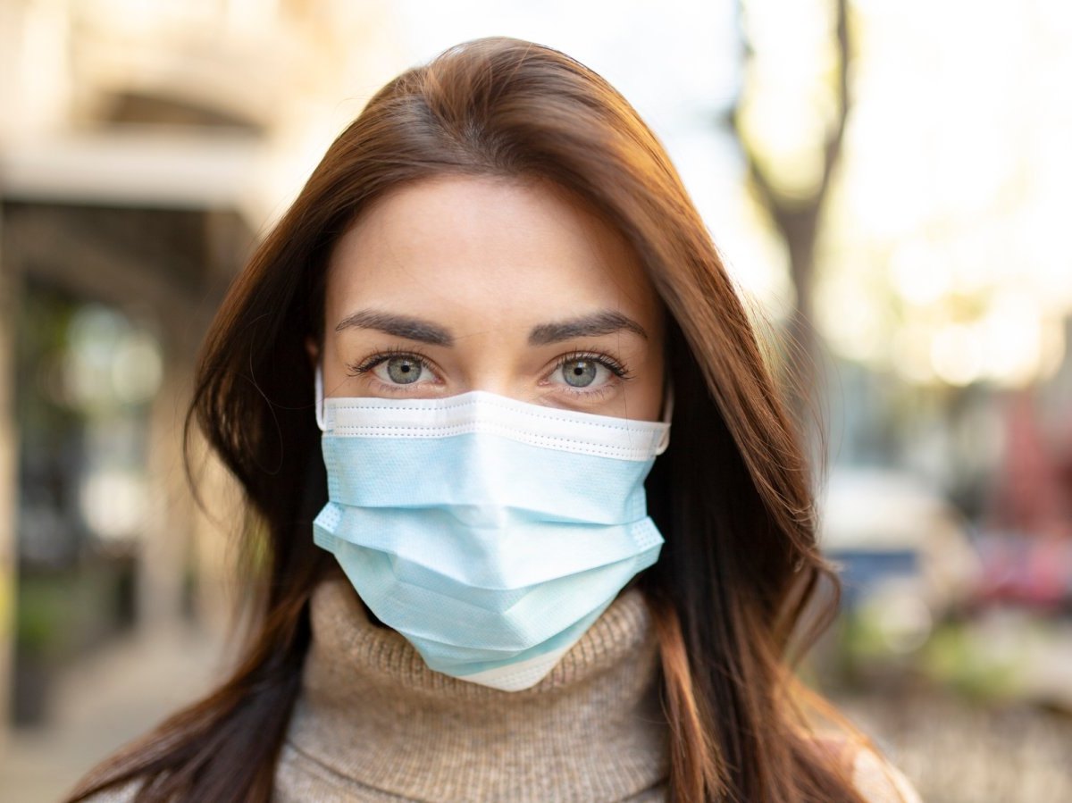 Frau trägt Coronavirus-Maske.