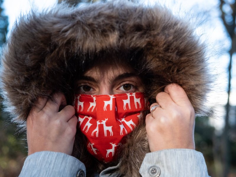 Frau mit Coronavirus Maske im Wald
