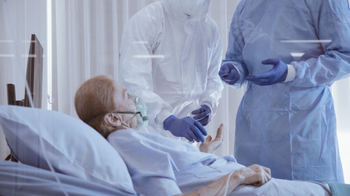 Ärzte reden mit einem Patienten.