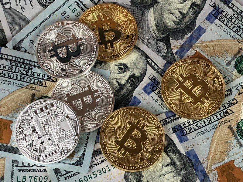 Bitcoin-Müzen auf Geldscheinen