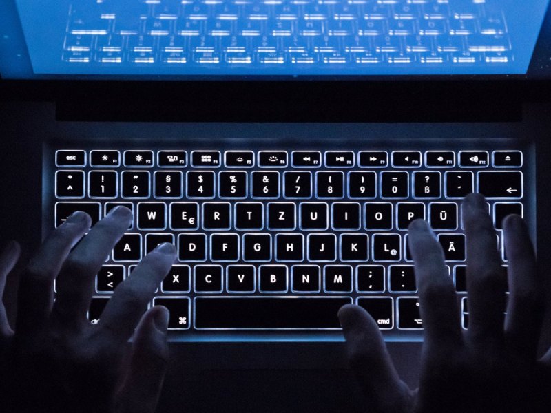 Hände am Rechner über Tastatur