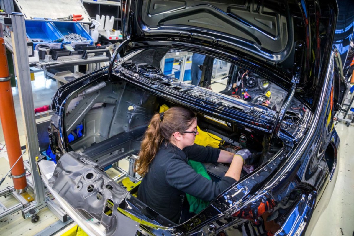 Eine Technikerin baut an einem neuen Auto.