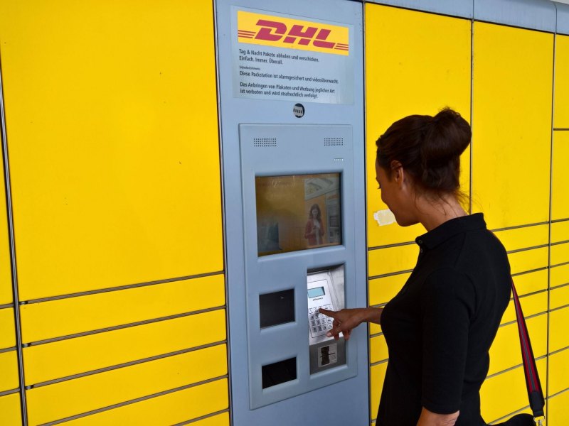 Frau vor einer DHL-Packstation