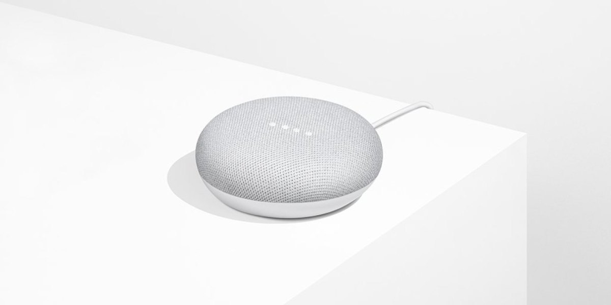 Ein Google Home Mini auf einem Regal.