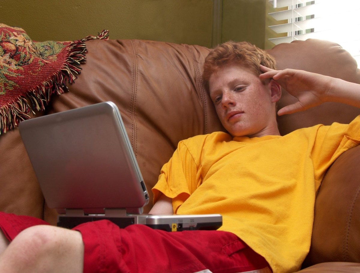 Junge auf dem Sofa mit tragbarem DVD-Player