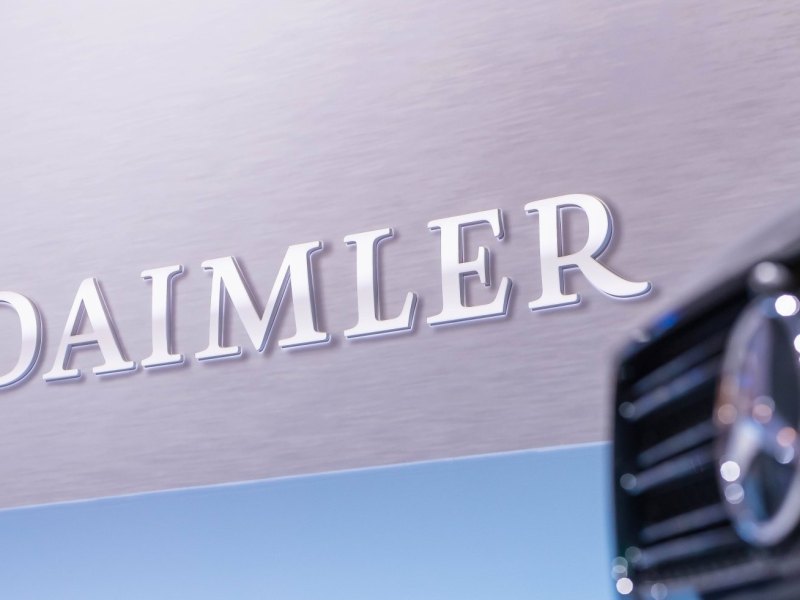 Der Mercedesstern vor dem Daimler-Logo.