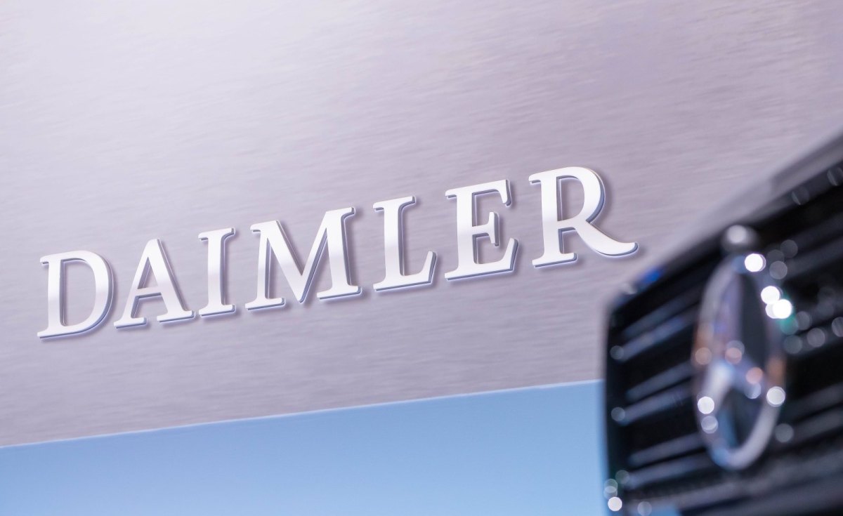 Der Mercedesstern vor dem Daimler-Logo.