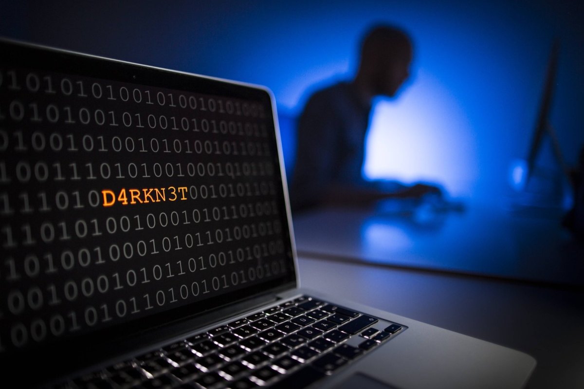 Laptop mit "Darknet"-Schriftzug