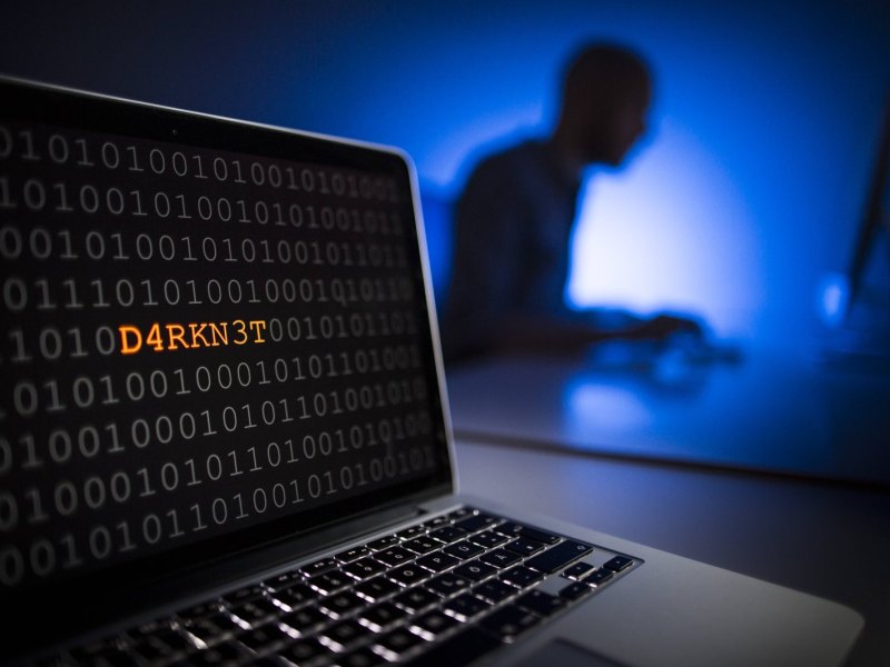 Laptop mit "Darknet"-Schriftzug