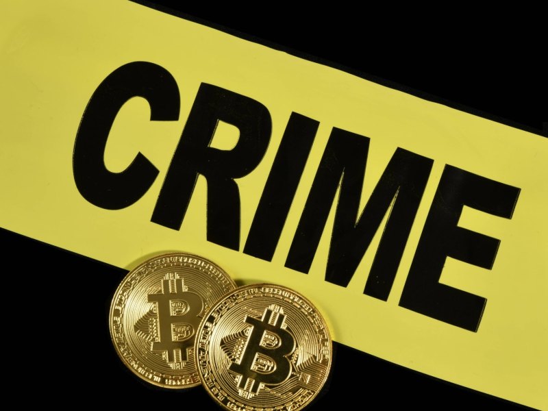 Bitcoin vor "Crime"-Schriftzug