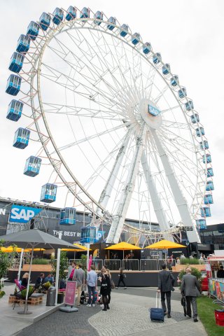 SAP fuhr auf der Cebit die ganz großen Geschütze auf: Ein eigener Freizeitpark inlusive Riesenrad.