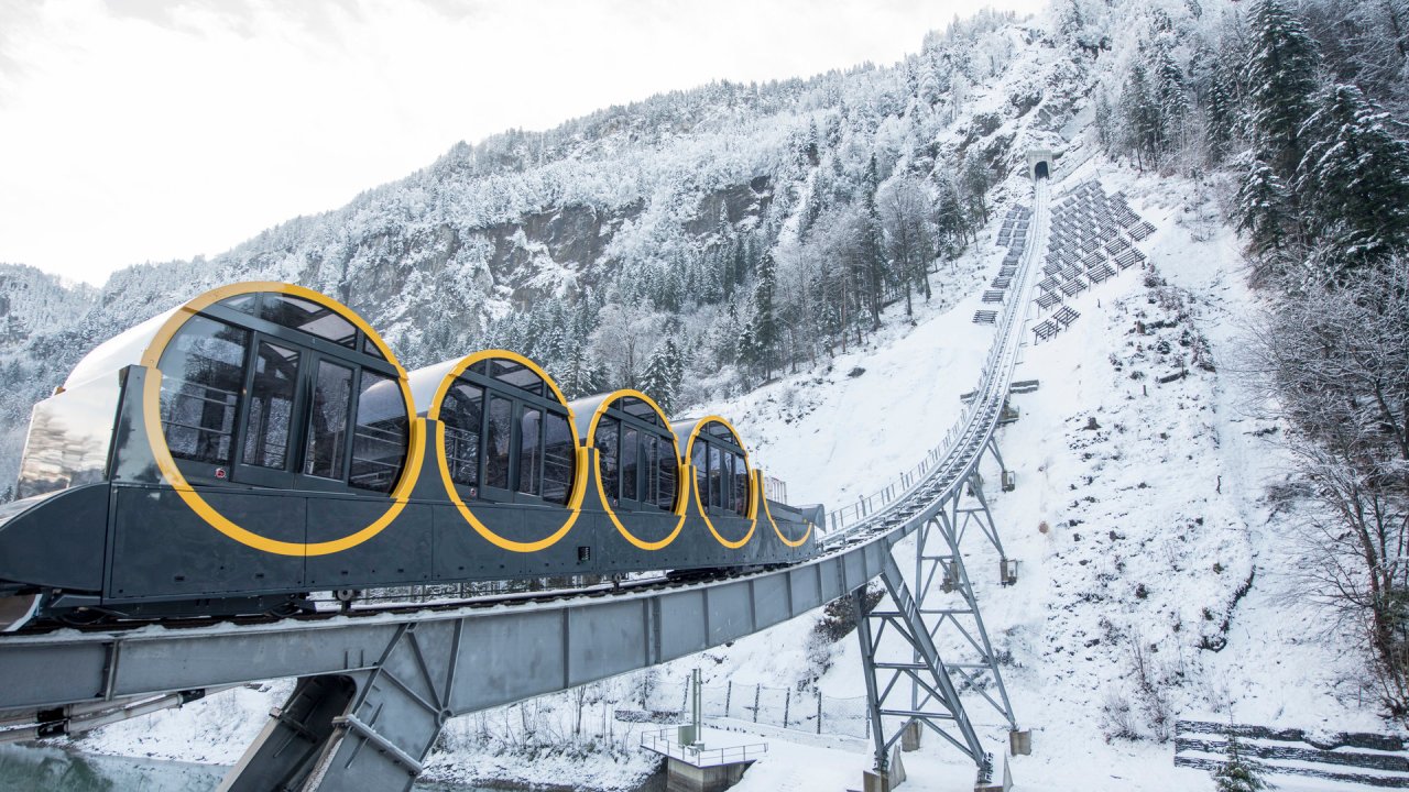 In der Schweiz wurde am Samstag die steilste Seilbahn der Welt in Betrieb genommen.