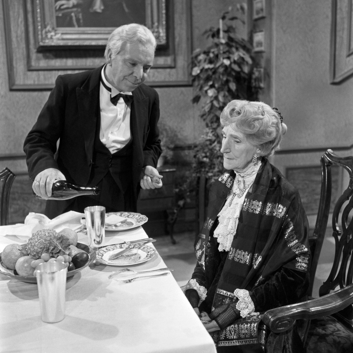 Immer wieder gut: Freddie Frinton als James der Butler und May Warden als Miss Sophie in "Der 90. Geburtstag oder Dinner for One"