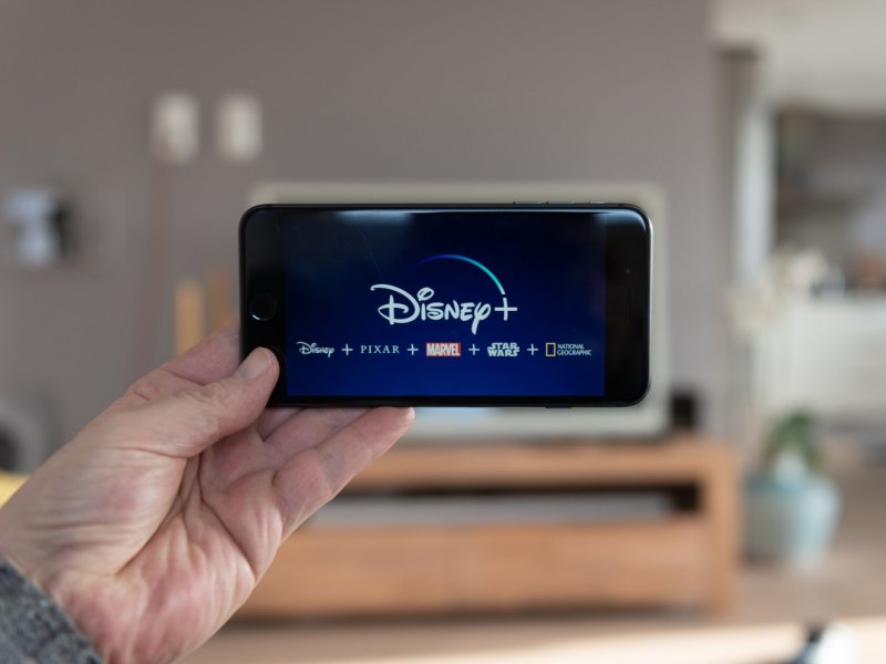 Smartphone mit der Disney+-App