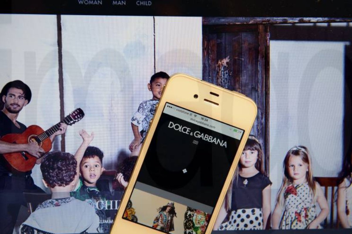 Die App von Dolce & Gabbana ist auf einem Smartphone geöffnet.