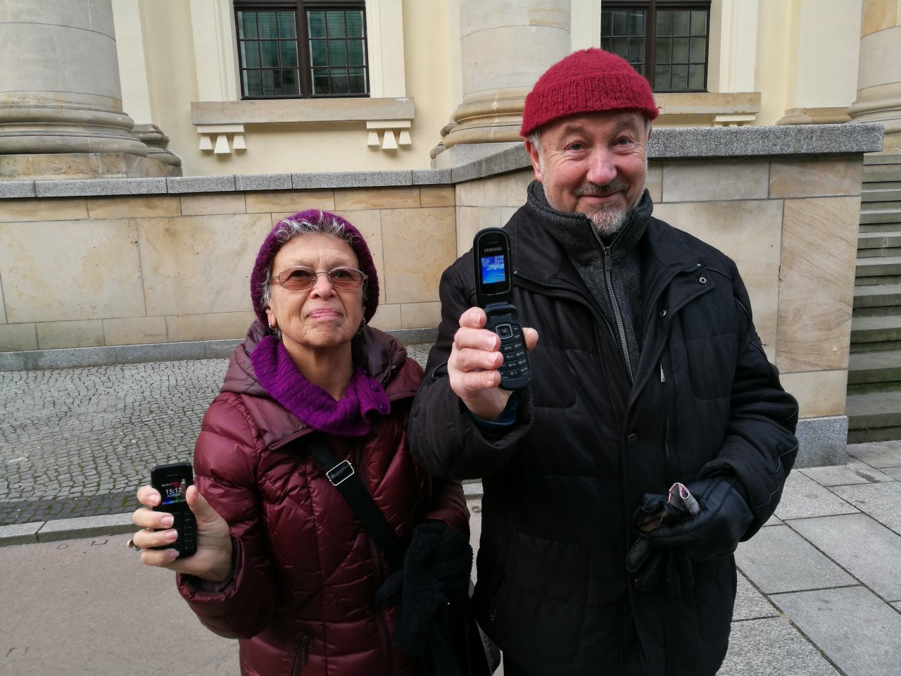 Doris und Hans-Georg brauchen kein Smartphone – sie wollen nur telefonieren. 