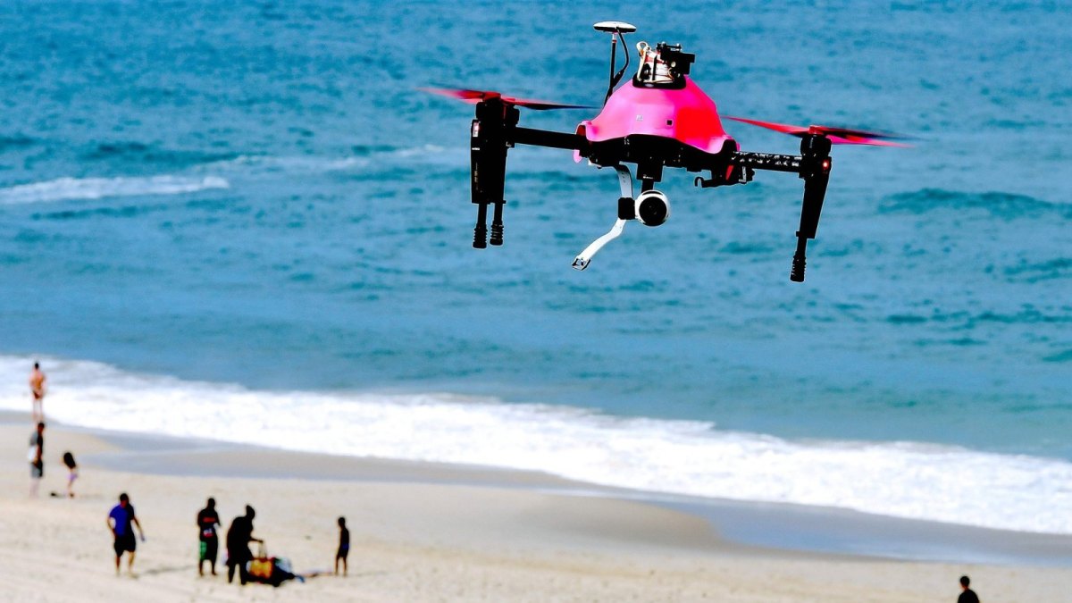Drohne fliegt über einen Strand