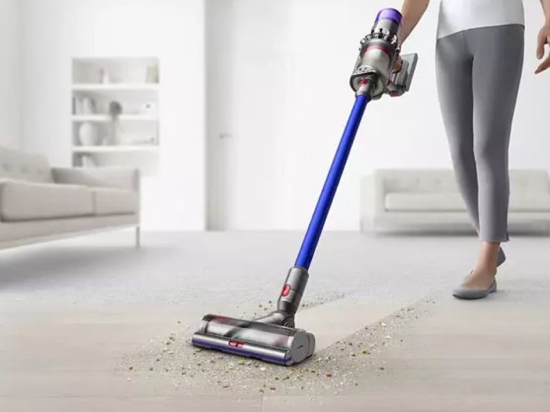 Frau saugt mit Dyson V11